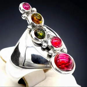 Anello in Argento e Tormaline: Eleganza e Contrasto.